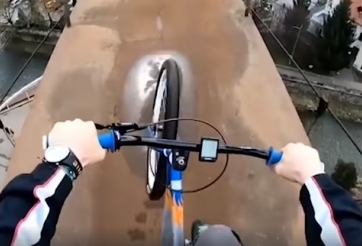 VIDEO: Biểu diễn xe đạp nguy hiểm trên đỉnh cầu