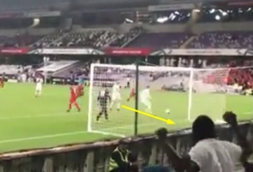 VIDEO: Hai CĐV nước ngoài phấn khích khi Ngọc Hải ghi bàn