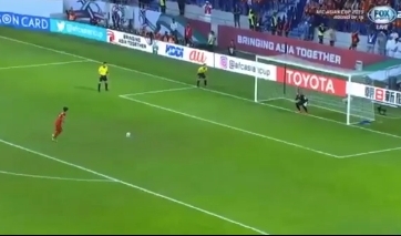 Màn ăn mừng trùng hợp giữa Tiến Dũng và danh thủ Hồng Sơn