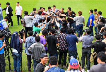 Thủ thành Văn Lâm tạo cơn sốt với giới truyền thông Thái Lan