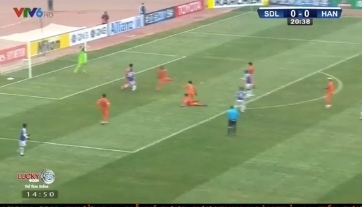 VIDEO: Quang Hải khiến thủ môn Sơn Đông phải trổ tài