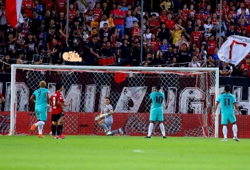 Muangthong bị phạt vì hành vi xấu xí sau khung thành của Văn Lâm