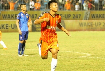 HLV Huỳnh Đức chúc mừng Đức Chinh với bàn thắng quan trọng