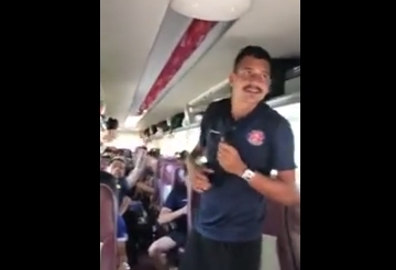 VIDEO: Ngoại binh Sài Gòn FC hát tiếng Việt trên xe bus