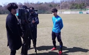 VIDEO: Công Phượng trả lời phỏng vấn đài Hàn Quốc