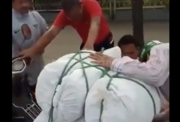 VIDEO: HLV U23 Indonesia giúp tài xế Grab Việt Nam xếp đồ