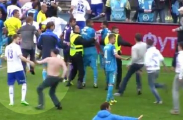 VIDEO: Cầu thủ Dinamo Moskva bị CĐV Zenit tẩn trong bạo loạn