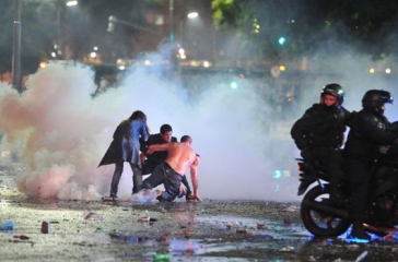 VIDEO: CĐV gây bạo loạn ở thủ đô Argentina sau trận chung kết World Cup