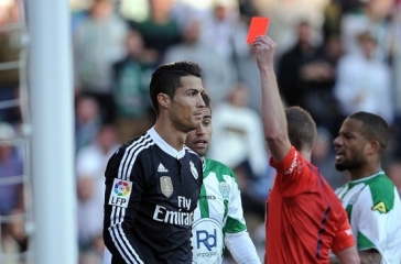 VIDEO: Ronaldo nhận thẻ đỏ trực tiếp sau pha đánh nguội với Edimar