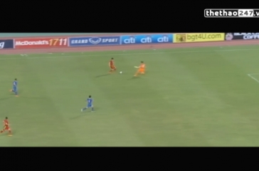 VIDEO: Tình huống băng ra ngoài vòng cấm dũng mãnh của thủ môn Thái Lan