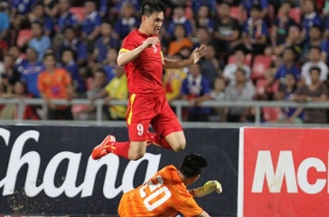 VIDEO: 2 pha băng ra ngoài vòng cấm cản phá như Neuer của thủ môn Thái Lan