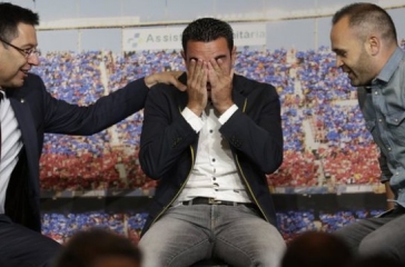 VIDEO: Xavi rơi lệ trong buổi họp báo chia tay đồng đội ở Barca