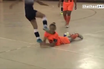 VIDEO: Nữ cầu thủ futsal đá thẳng mặt đối thủ tại Brazil