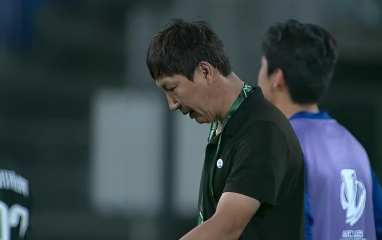 Truyền thông ĐNÁ xúc động trước cách ăn mừng của HLV Kim Sang Sik