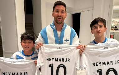 Messi và các con nhận món quà đặc biệt từ Neymar