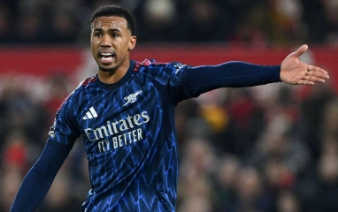 CĐV phẫn nộ khi cầu thủ Arsenal thoát thẻ đỏ