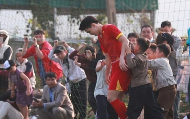 Đình Bắc tỏa sáng với 4 bàn, ủng hộ 60 triệu cho bà con khó khăn