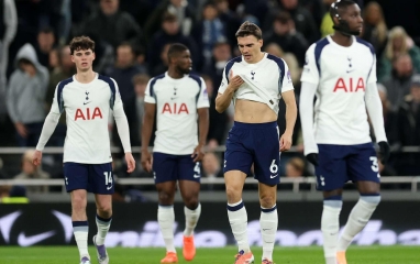 Ông lớn Ngoại hạng Anh bị nhà tài trợ quay lưng vì lo rớt hạng