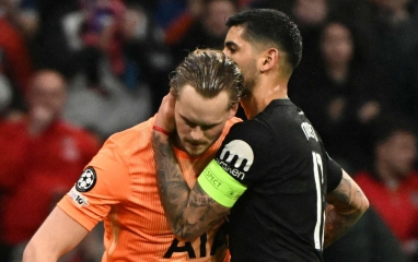 Romero bị nghi thúc ép HLV Tudor thay thủ môn ngay phút 17