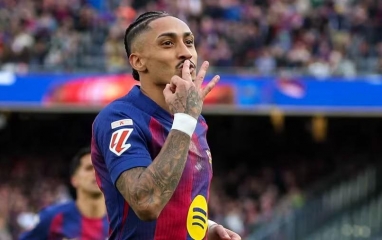 Raphinha lập hat-trick, Barca củng cố ngôi đầu bảng