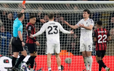 Huyền thoại MU tố trọng tài xử ép sau thẻ đỏ của Maguire