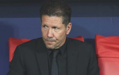 HLV Simeone va chạm với sao Arsenal sau trận đấu