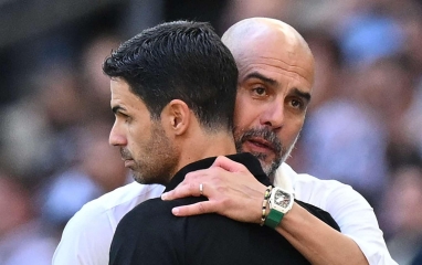 HLV Pep Guardiola phản ứng khi VAR sắp giúp Arsenal vô địch