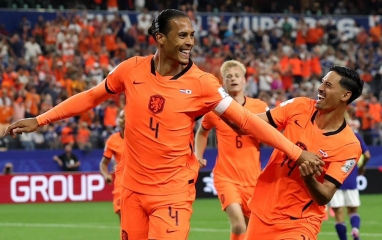Van Dijk  được vinh danh sau trận hòa kịch tính Nhật Bản