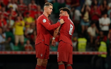 Bruno Fernandes gửi thông điệp đặc biệt tới Ronaldo