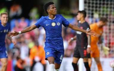 Thần đồng Estevao đi vào lịch sử ở tuổi 18