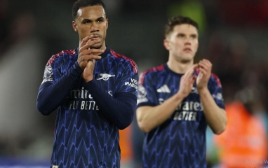 Sảy chân trước Brentford, Arsenal để Man City phả hơi nóng trong cuộc đua vô địch