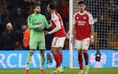 Arsenal mất điểm trước đội bét bảng, ngôi đầu lung lay dữ dội