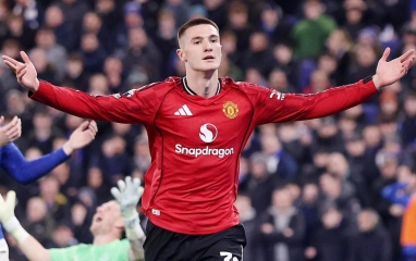 Đánh bại Everton, MU trở lại top 4 Ngoại hạng Anh