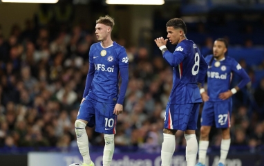 Cạn kiệt kiên nhẫn, Chelsea chốt giá bán tiền vệ 'không thể tin nổi'