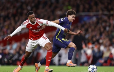 Tranh cãi dữ dội trận Arsenal thắng Atletico Madrid