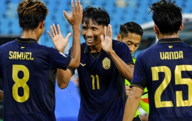 CĐV Campuchia đồng loạt réo tên Việt Nam khi thắng đậm tại AFF Cup