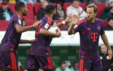 VAR 3 lần từ chối bàn thắng, Bayern Munich ngậm đắng trước Augsburg