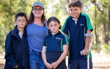 Học sinh lớp 9 bơi nhiều giờ ngoài biển khơi để cứu sống gia đình