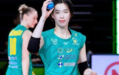 Chủ công Thanh Thúy 'đi làm thêm' trong thời gian thi đấu ở Nhật Bản