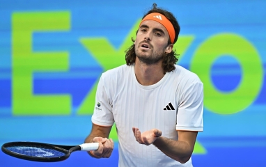 Tsitsipas 'bay màu' khỏi top 40 thế giới sau màn trình diễn thảm họa