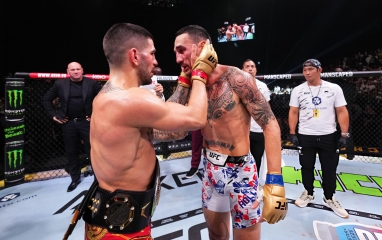 Ilia Topuria trổ tài dự đoán trận Max Holloway - Charles Oliveira