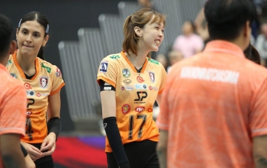 'Khổng lồ' bóng chuyền nữ Việt Nam hóa siêu chắn trong ngày ra mắt CLB Thái Lan