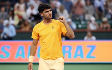 Trẹo mắt cá chân, Alcaraz vẫn tìm được đường vào vòng 4 Indian Wells