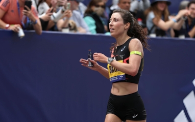 Ngôi sao marathon Mỹ bị cắt tài trợ vì... mang thai