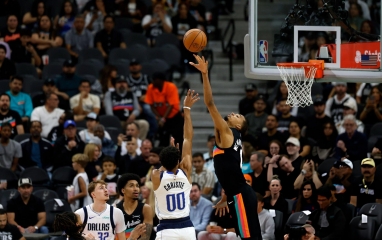 Khổng lồ bóng rổ 2m24 một tay che trời, nhận danh hiệu quý giá ở NBA