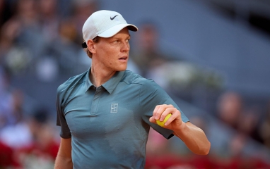 Sinner thắng chật vật đối 'mềm' trong ngày Alcaraz báo hung tin