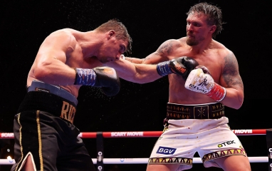 Usyk thắng tranh cãi huyền thoại kickboxing, bảo vệ đai hạng nặng