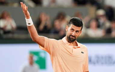 Djokovic ngược dòng lọt vòng 2 Roland Garros 2026