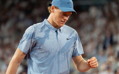 Thắng trận ra quân Roland Garros 2026, Sinner đi vào lịch sử
