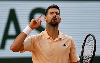 Djokovic thắng nhọc, chuẩn bị chạm mặt 'thần đồng' ở Roland Garros 2026